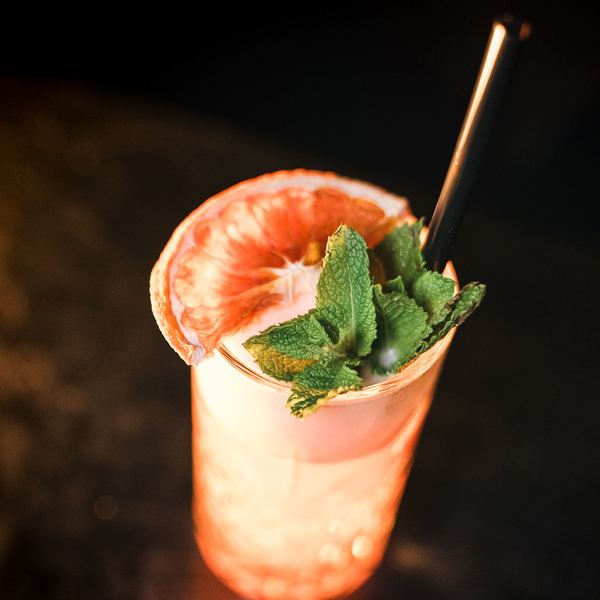 Oranžový signature cocktail s mátou