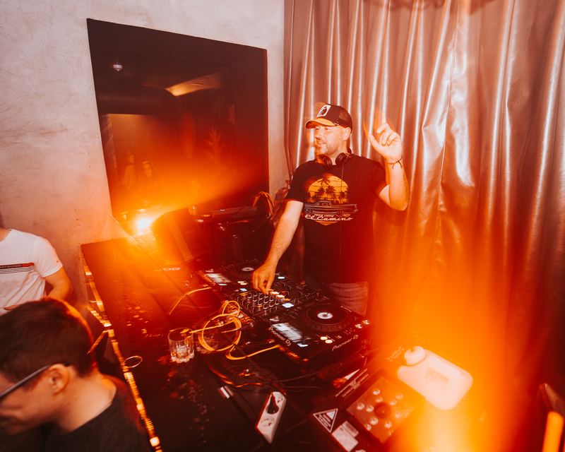DJ za pultem v Mango baru během párty