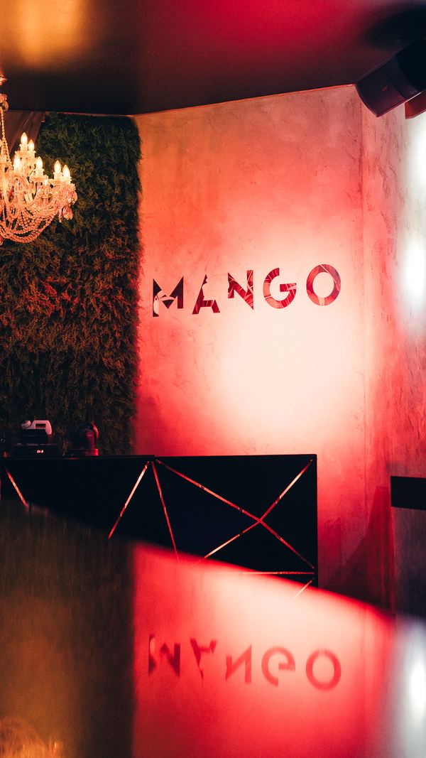 Neonový nápis Mango v červeném světle