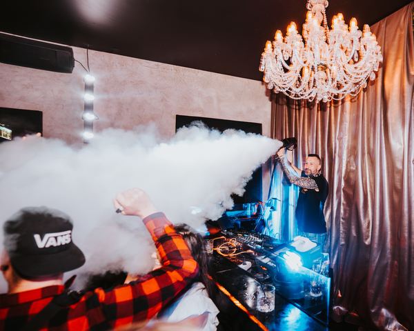 DJ v oblaku dýmu pod lustrem
