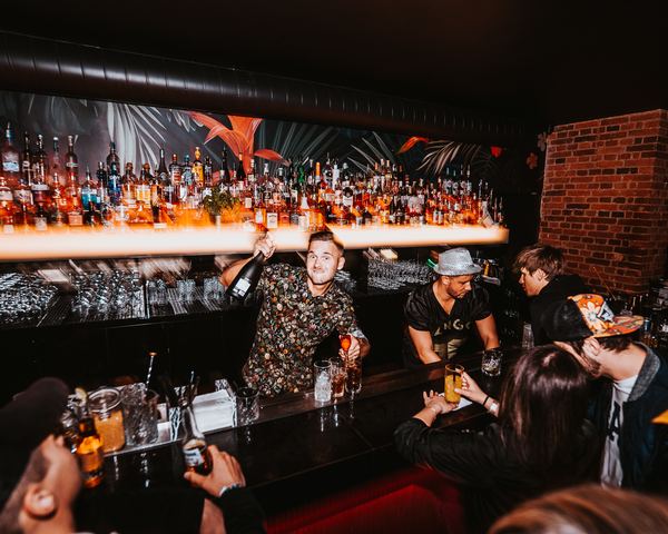 Barman a hosté u pultu