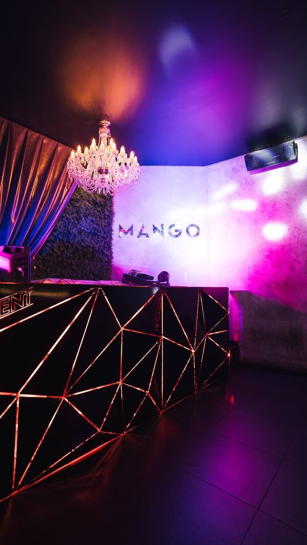 Interiér Mango baru ve fialovém světle