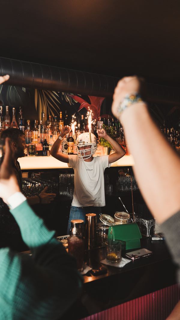 Barman s prskavkami za pultem
