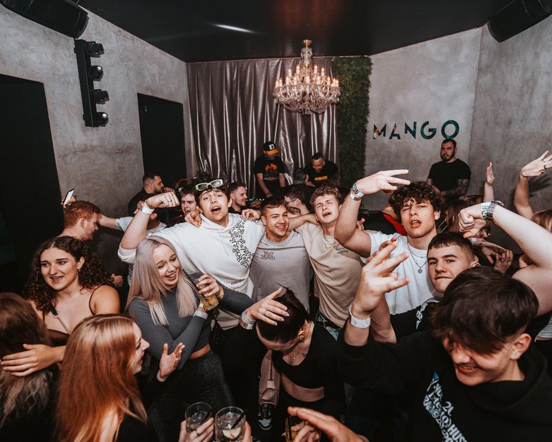 Plný parket Mango baru při maturitní afterparty